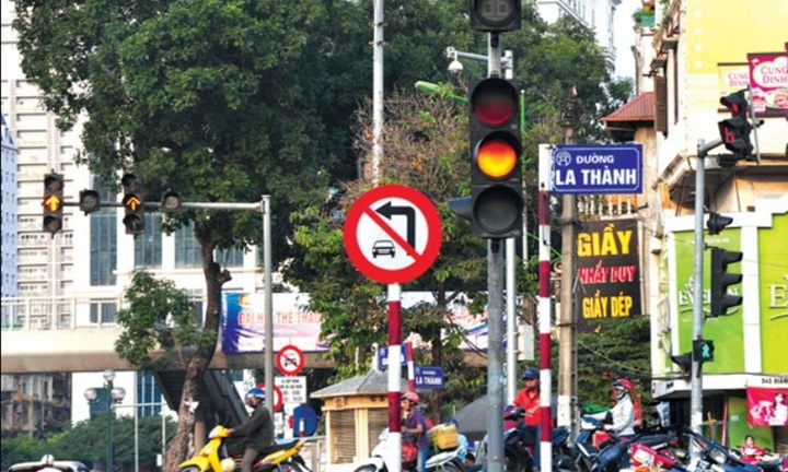 Lỗi vượt đèn vàng bị phạt bao nhiêu tiền?