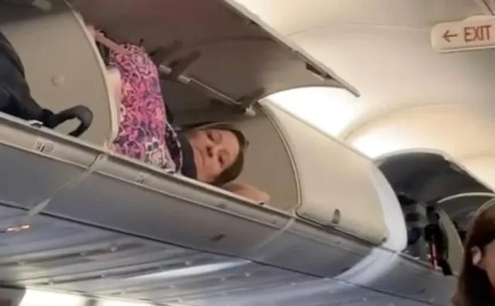 Người phụ nữ gây bão mạng xã hội vì “chợp mắt” trong ngăn hành lý máy bay