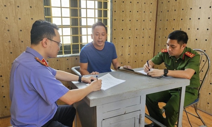 Khởi tố nhóm đối tượng khai thác cát trái phép, phun nước chống đối cảnh sát