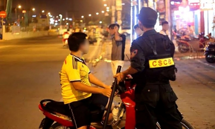 Cảnh sát cơ động có quyền kiểm tra giấy tờ trước 22h không?