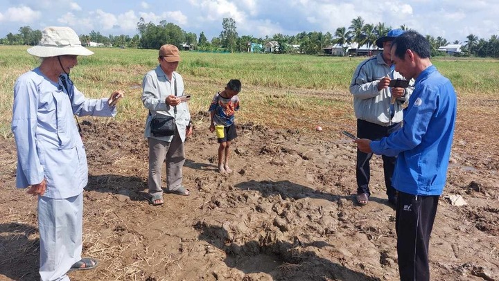 Kỳ lạ hố nước sôi giữa đồng, bật lửa đốt sẽ bốc cháy ở Sóc Trăng 