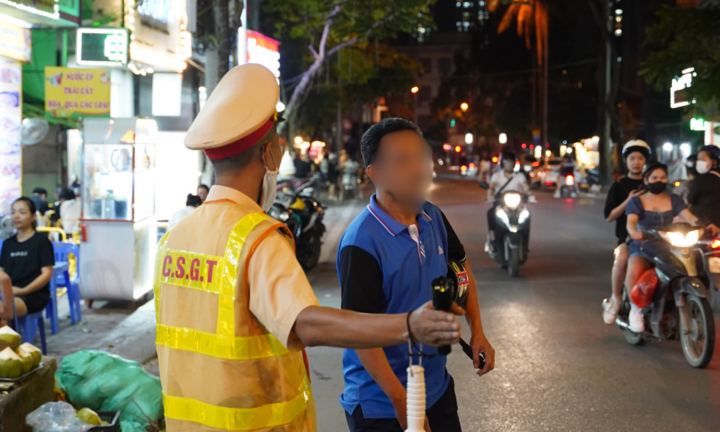 Vi phạm nồng độ cồn, tài xế vội “bỏ của chạy lấy người” vì sợ phạt kịch khung