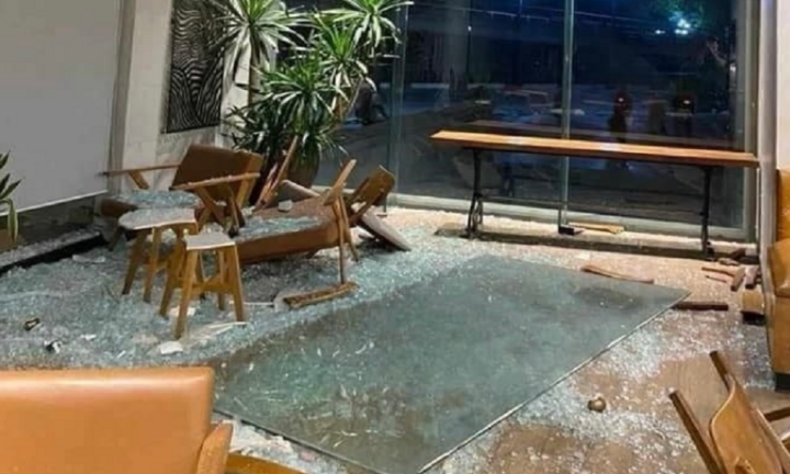 Vụ bác sĩ bị tấm kính rơi vào người: The Coffee House có phải bồi thường?