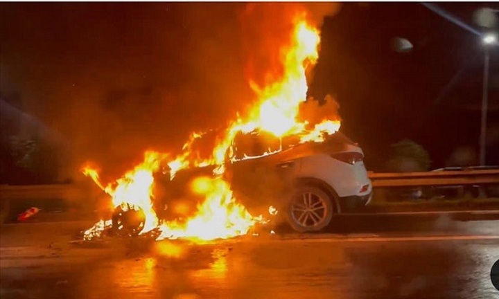 Ô tô bốc cháy dữ dội trên đường Vành đai 3 giữa trời mưa lớn