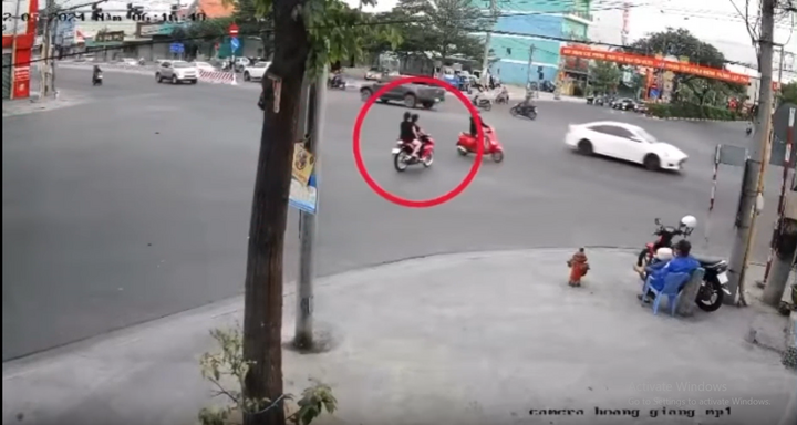 Video: Cặp đôi chạy xe máy đầu trần, nẹt pô vượt đèn đỏ