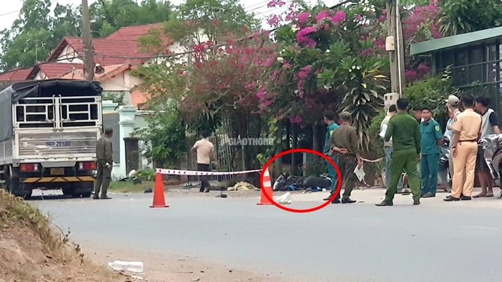 Xe máy đối đầu xe tải, 2 thanh niên văng lên vỉa hè tử vong