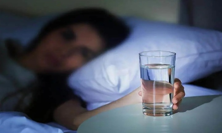 Có nên uống nước đun sôi để nguội qua đêm?