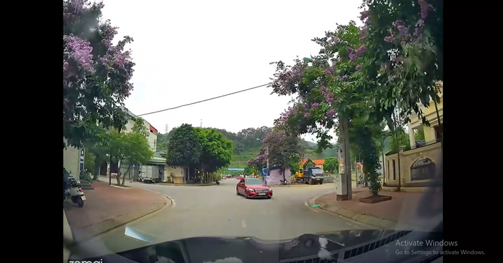 Tài xế xe xịn Mercedes-Benz sang đường kiểu khó hiểu?