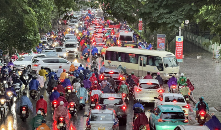 Mưa lớn giờ tan tầm, đường phố ùn tắc, người Hà Nội chật vật di chuyển về nhà