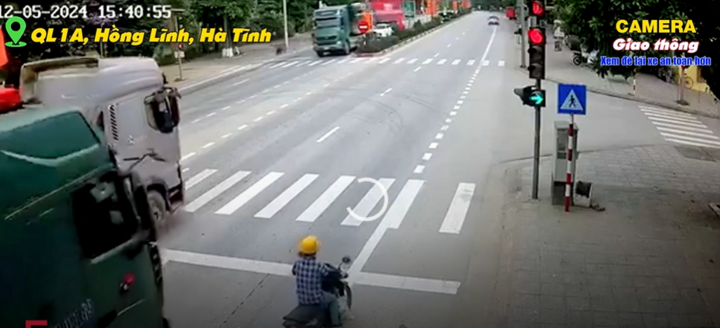 Tài xế ô tô vượt ẩu, hất người đi xe máy ngã vào đầu xe ben