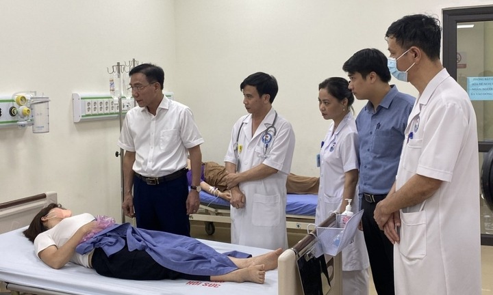 Thủ tướng chỉ đạo tập trung cứu chữa người vụ ngộ độc thực phẩm tại Vĩnh Phúc