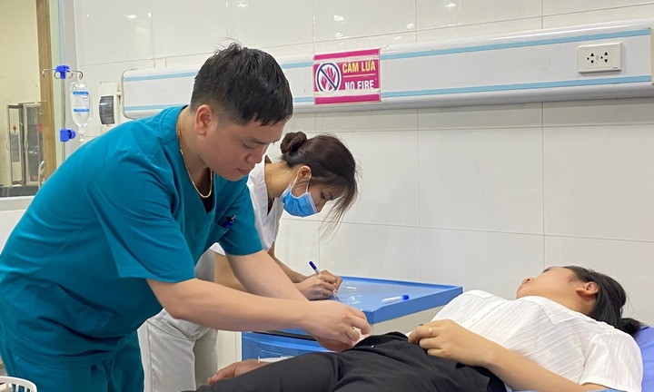 Vụ hơn 300 công nhân nghi ngộ độc: Công nhân phải ăn bánh mì, tự mang cơm đi làm