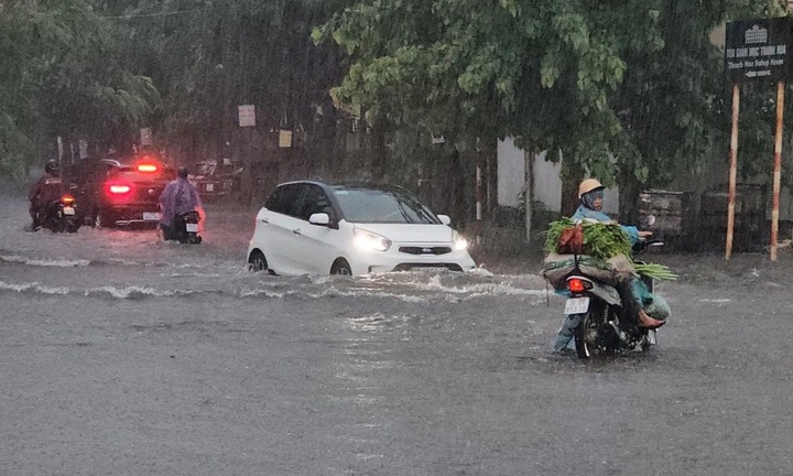 Mưa lớn, đường phố Thanh Hóa biến thành 