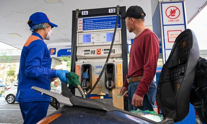 Giá xăng tiếp tục giảm, RON 95 về mức hơn 23.000 đồng/lít