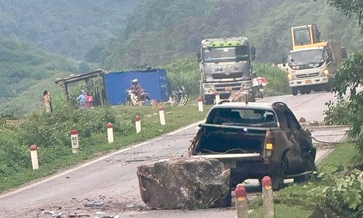 Tảng đá lớn lăn từ trên núi xuống, đè trúng 2 ô tô đi trên quốc lộ 6