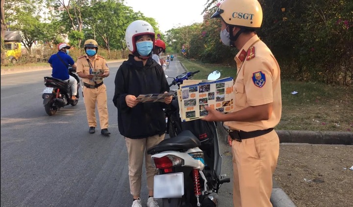 Yêu cầu CSGT chứng minh vi phạm mới đưa giấy tờ: Đúng hay sai?