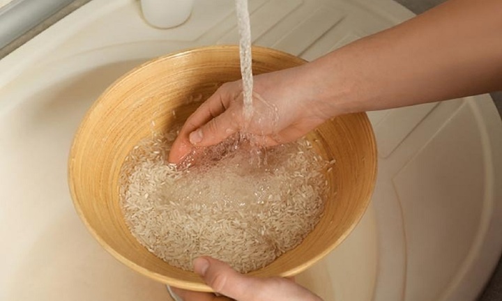 Thêm vài hạt muối vào gạo lúc đang vo có tác dụng gì?