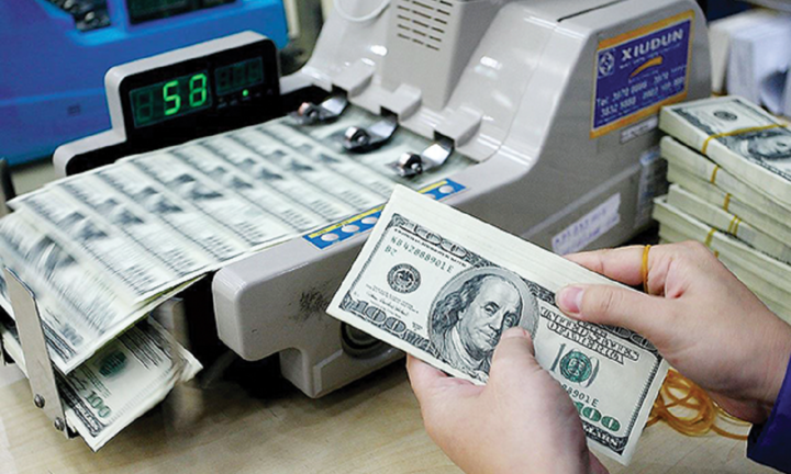 Gửi tiết kiệm ngân hàng bằng ngoại tệ USD hay VND sinh lợi tốt hơn?