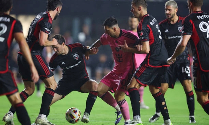 Xôn xao khoảnh khắc 7 cầu thủ D.C. United hợp sức vây hãm Messi