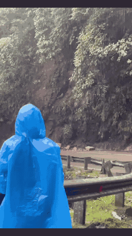 Video: Xe bồn suýt bị chôn vùi bởi trận sạt lở đất