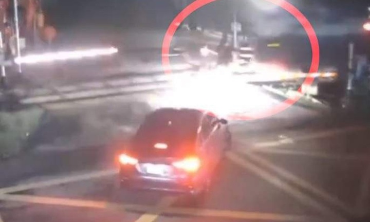 Bất cẩn khi dắt xe đạp qua đường ray, người phụ nữ bị tàu hỏa tông tử vong