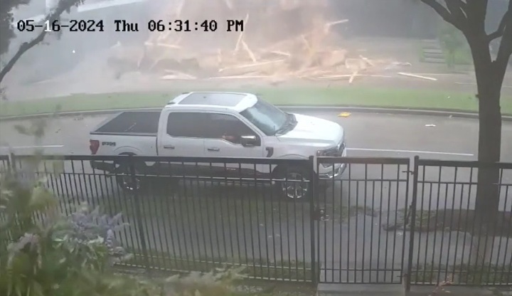 Video: Căn nhà đang xây bất ngờ đổ sập trong cơn bão dữ dội