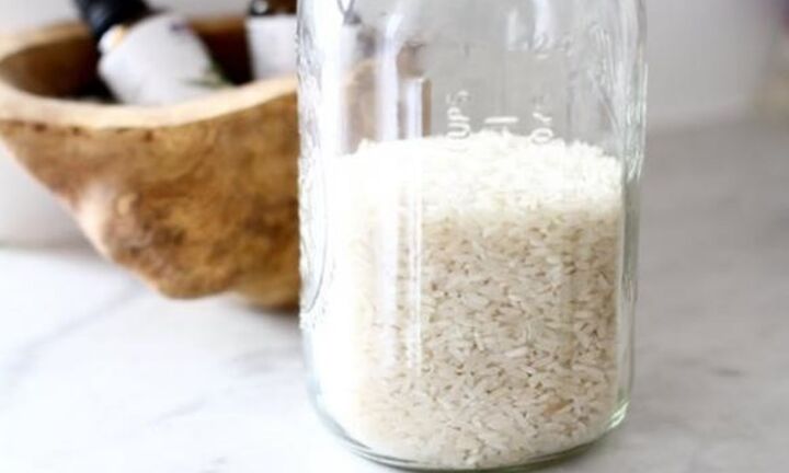 Công dụng không ngờ khi đặt một lọ gạo trong tủ quần áo
