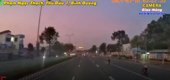 Đoàn xe đạp bất chấp nguy hiểm, hiên ngang chạy vào làn ô tô