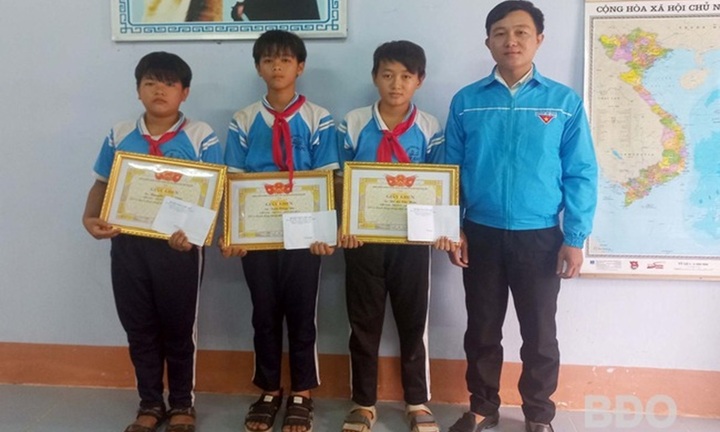 Tặng giấy khen 3 học sinh lớp 6 dũng cảm cứu em nhỏ bị đuối nước