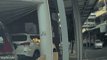 Video: Xe bán tải bất ngờ rơi thẳng từ tầng 3 bãi đỗ xe xuống đường