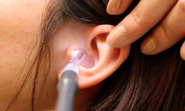 Cách xử lý nhanh khi bị côn trùng chui vào tai