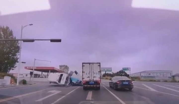 Kinh hoàng khoảnh khắc ô tô tông lật xe cấp cứu ở ngã tư 