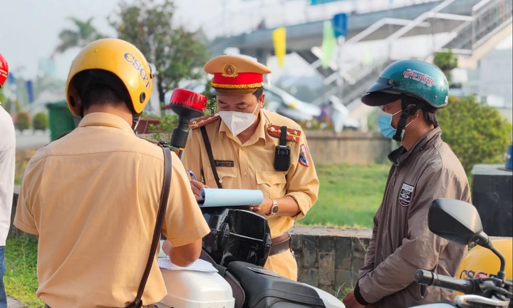 CSGT không đeo bảng tên sẽ không được xử phạt vi phạm?