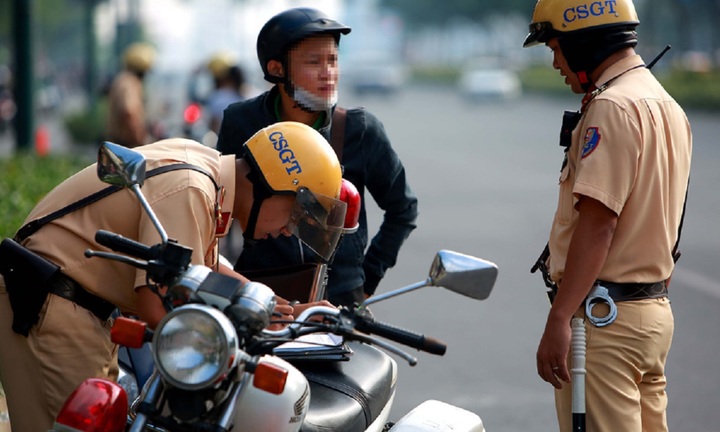 Người vi phạm quên mang giấy tờ xe có được nhờ người thân mang đến không?