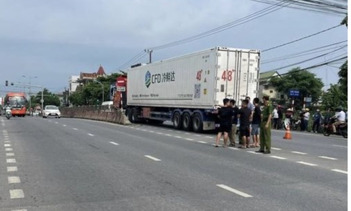 Tin tức tai nạn giao thông mới nhất ngày 22/5: Va chạm với xe tải, 2 người chết