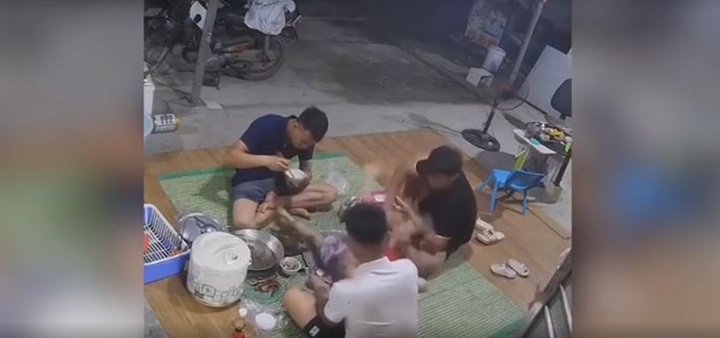 Video: Trồng cây chuối khi đang ăn cơm, cậu bé nhận cái kết đắng