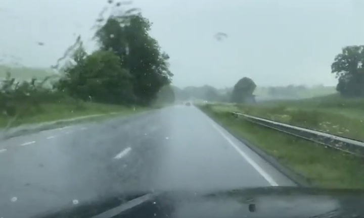 Cơn mưa đá dữ dội, kích thước viên đá bằng quả bóng bàn trút xuống Devon