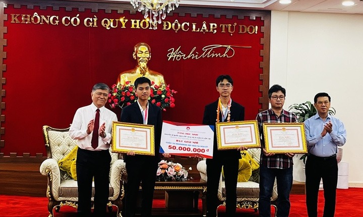 TP.HCM: 2 học sinh đạt giải ISEF được tặng bằng khen và thưởng 50 triệu đồng