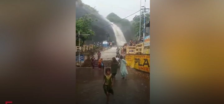 Nước lũ bất ngờ đổ từ trên thác khiến người dân chạy tán loạn