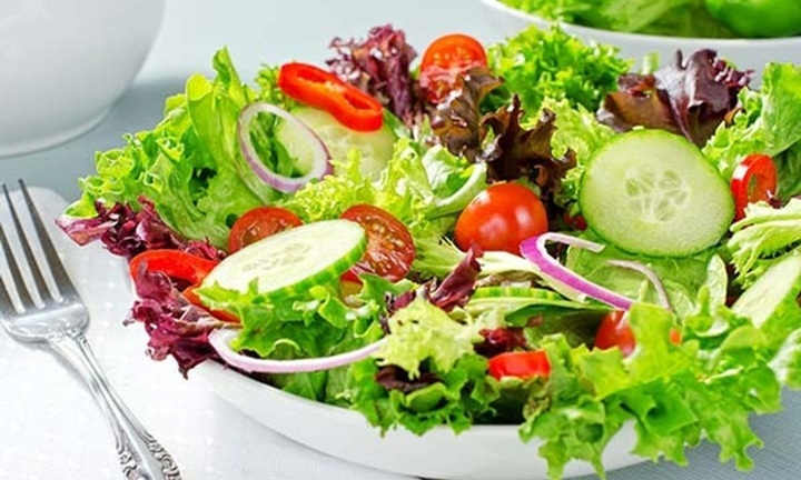 Ai là người nên tuyệt đối tránh xa rau sống?
