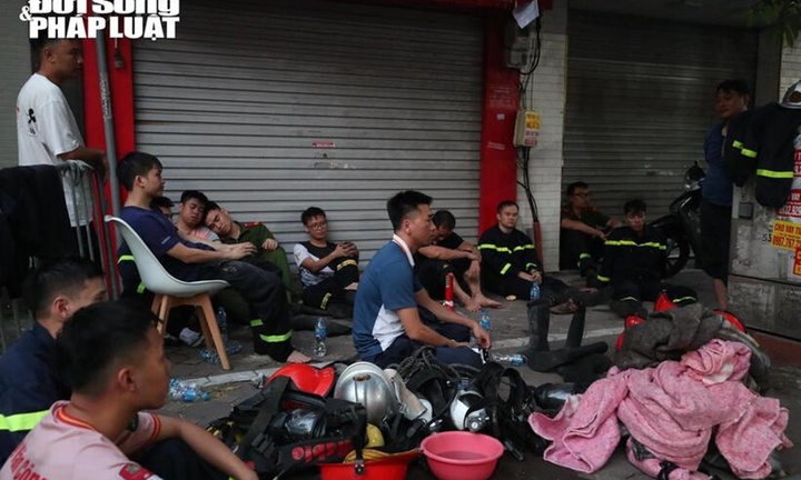 Chiến sĩ PCCC mệt nhoài sau phút giây căng thẳng dập lửa vụ cháy nhà 14 người chết ở Trung Kính