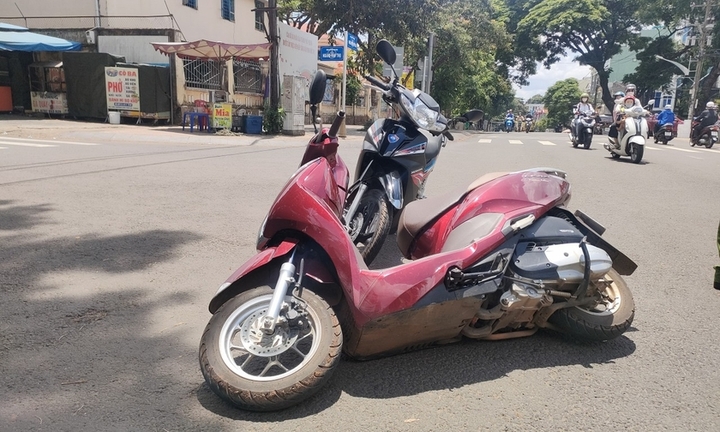 Tin tức tai nạn giao thông mới nhất ngày 26/5: Xe tải lật chắn ngang cao tốc