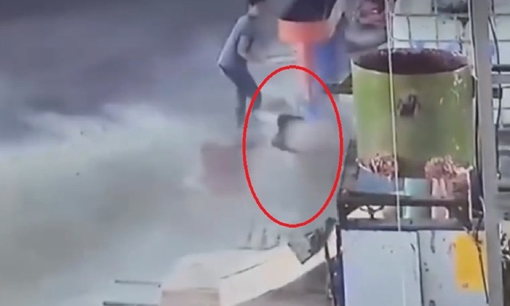 Vụ nam công nhân bị máy trộn bột xoay hàng chục vòng: Camera ghi lại gì?