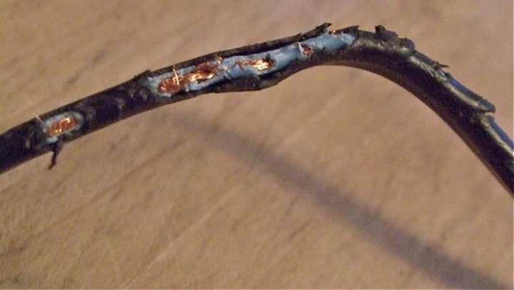 Bé 9 tuổi nguy kịch do vấp phải dây điện hở khi đang chơi đá bóng tại nhà