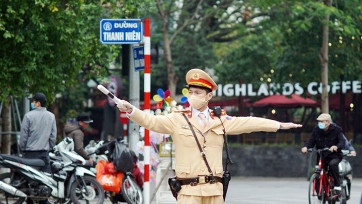 Khi gặp hiệu lệnh khác với biển báo giao thông thì chấp hành thế nào?