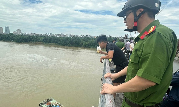 Tìm kiếm người nghi nhảy cầu Long Biên