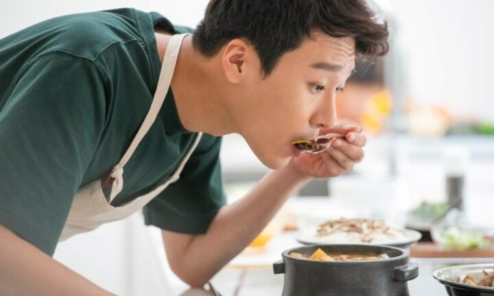 8 năm làm nội trợ cho vợ đi kiếm tiền, người đàn ông cầu cứu xin được giải thoát