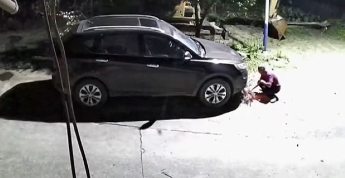 Clip: Người đàn ông say rượu châm lửa đốt ô tô vì cãi vã với con trai