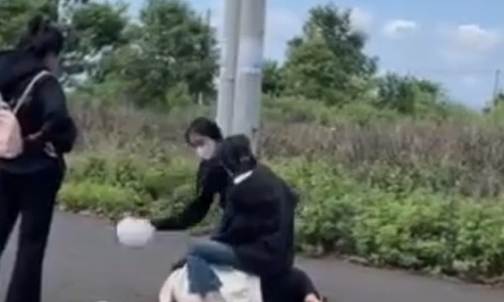 Vụ nữ sinh lớp 7 bị nhóm bạn dùng mũ bảo hiểm đánh hội đồng: Người mẹ nói gì?