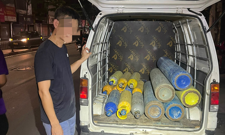 Bắt quả tang ô tô tải chở 15 bình “khí cười” trên đường giao cho khách